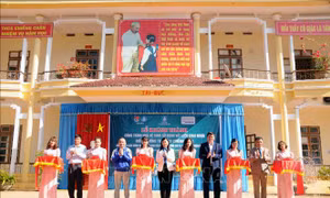 Lễ cắt băng khánh thành công trình nhà vệ sinh sử dụng vật liệu xây dựng từ chai nhựa tại điểm trường Sài Lương thuộc Trường Tiểu học - Trung học cơ sở Chiềng Chăn, huyện Mai Sơn. Ảnh: Quang Quyết-TTXVN