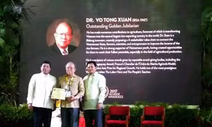 AHLĐ.NGND.GS.TS. Võ Tòng Xuân-Hiệu trưởng Trường Đại học Nam Cần Thơ nhận giải thưởng nhân Ngày lễ Truyền thống lần thứ 50 của Hội cựu sinh viên Trường Đại học Nông Nghiệp Philippin (10/10). Nguồn: nctu.edu.vn