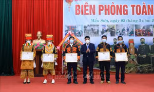 Các cá nhân và tập thể được Chủ tịch UBND 3 xã tặng giấy khen có thành tích tiêu biểu trong tham gia xây dựng, quản lý, bảo vệ biên giới tại Ngày hội. Ảnh: Anh Tuấn - TTXVN