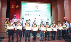 Vinh danh nông dân xuất sắc tiêu biểu lần thứ 2. Ảnh: Công Trí – TTXVN