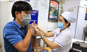 Tỉnh Vĩnh Long tiêm vaccine phòng COVID-19 cho lực lượng giáo viên làm nhiệm vụ coi thi. Ảnh: Lê Thúy Hằng – TTXVN