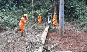 Công nhân Điện lực huyện Kbang khắc phục sự cố điện. Ảnh: Hoài Nam – TTXVN