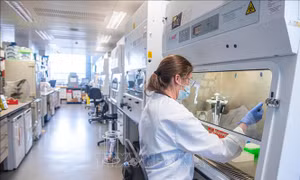 Nhân viên làm việc tại phòng thí nghiệm nghiên cứu vaccine ngừa COVID-19 tại trường đại học Oxford, Anh. Ảnh: AFP/TTXVN