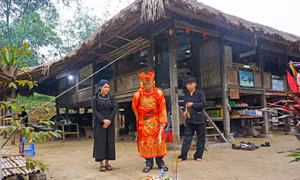 Thầy cúng thực hiện nghi lễ cầu an, cầu phúc. Ảnh: Hải Quỳnh
