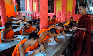 Những năm qua, việc dạy chữ Khmer tại các điểm chùa, trường học trên địa bàn tỉnh Sóc Trăng luôn được sự ủng hộ, khuyến khích từ chính quyền địa phương, bà con Phật tử. Ảnh: An Hiếu