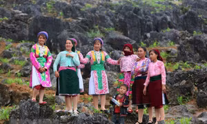 Các cô gái dân tộc H'Mông trong trang phục truyền thống tại Chợ tình Khau Vai. Ảnh: Thành Đạt - TTXVN