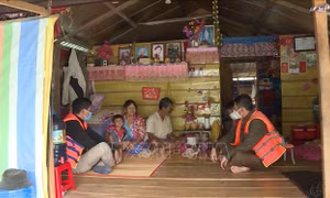 Lãnh đạo huyện Đắk Glong (Đắk Nông) thăm hỏi, động viên, tặng quà và triển khai nhiều chính sách an sinh xã hội cho người nghèo. Ảnh: TTXVN phát