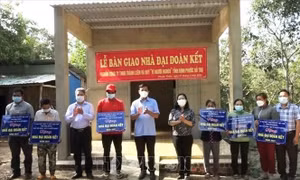 Người nghèo nhận giấy chứng nhận trao nhà. Ảnh: TTXVN phát.