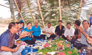 Tổ hợp tác đan lát hàng thủ công mỹ nghệ ở ấp Giồng Đình, xã Đại An, huyện Trà Cú (Trà Vinh) giải quyết việc làm thường xuyên cho nhiều phụ nữ Khmer. Ảnh: An Hiếu