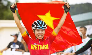 Khoảnh khắc hạnh phúc của vận động viên Đinh Thị Như Quỳnh khi cô bảo vệ thành công tấm Huy chương Vàng nội dung xe đạp địa hình băng đồng nữ Olympic tại SEA Games 31. Ảnh: Lưu Trọng Đạt