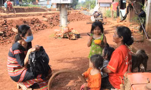 Chị Điểu Thị Kim Xuân trong chuyến thực địa tuyên truyền về sức khỏe sinh sản cho đồng bào dân tộc. Ảnh: K Gửih