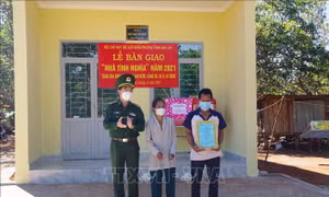 Biên phòng tỉnh Gia Lai tổ chức trao tặng mái ấm biên cương cho gia đình ông Rơ Lan Kem, hộ nghèo, làng Bi, xã Ia O, huyện Ia Grai (Gia Lai). Ảnh: Hồng Điệp - TTXVN
