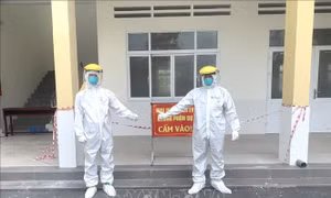 Các bác sỹ tại Bệnh viện Dã chiến số 2 – huyện Mang Thít, tỉnh Vĩnh Long. Ảnh: TTXVN phát.