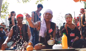Trong quan niệm của người Jrai, đàn ông Jrai phải biết đan gùi. Ảnh: Hồng Điệp