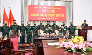 Ký biên bản bàn giao chức Chính ủy Quân khu 9 giữa Thiếu tướng Nguyễn Văn Gấu và Thiếu tướng Hồ Văn Thái. Ảnh: TTXVN phát