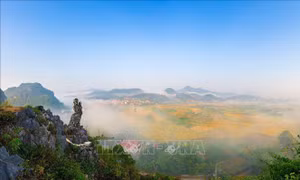  Tượng đá nàng Tô Thị bồng con chờ chồng ở Xứ Lạng. Ảnh: Anh Tuấn – TTXVN