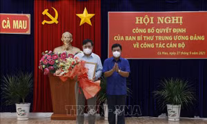 Ông Nguyễn Tiến Hải, Bí thư Tỉnh ủy, Chủ tịch Hội đồng nhân dân tỉnh Cà Mau tặng hoa chúc mừng đồng chí Phạm Thành Ngại. Ảnh:Kim Há-TTXVN