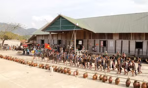 Người Bahnar rộn ràng tổ chức lễ cúng sân tại làng Prăng, xã Đăk Tơ Pang, huyện Kông Chro (Gia Lai). Ảnh: Quang Thái