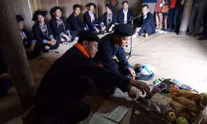 Vào ngày lành tháng tốt, người Mông thường mời thầy mo về nhà để làm lễ “giải hạn - nối số” cho gia đình. Ảnh: Hoàng Hải