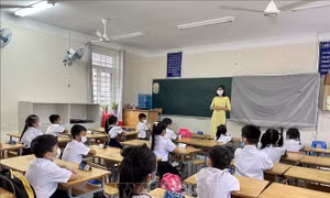 Các em học sinh Trường Tiểu học Cao Văn Ngọc, huyện Côn Đảo bước vào buổi học đầu tiên năm học 2021-2022. Ảnh: TTXVN phát