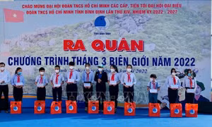 Trao học bổng và tặng quà cho các em học sinh có hoàn cảnh khó khăn, vượt khó học giỏi trên địa bàn xã Nhơn Hải. Ảnh: Nguyên Linh-TTXVN