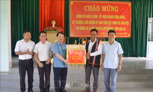 Bộ trưởng, Chủ nhiệm Ủy ban Dân tộc Hầu A Lềnh tặng quà cho Đảng ủy, Hội đồng nhân dân, Ủy ban nhân dân, Ủy ban Mặt trận Tổ quốc Việt Nam xã Ia Mơr. Ảnh: Hồng Điệp – TTXVN