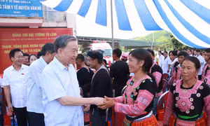 Đại tướng Tô Lâm, Bộ trưởng Bộ Công an thăm hỏi nhân dân huyện Vân Hồ, tỉnh Sơn La. Ảnh: TTXVN phát