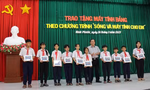 Trao hơn 1.200 máy tính bảng cho học sinh tại Ninh Thuận