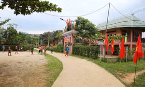 Nhiều khu dân cư mới với những ngôi nhà khang trang dọc theo các tuyến đường ở huyện A Lưới (Thừa Thiên - Huế). Ảnh: Hồ Cầu