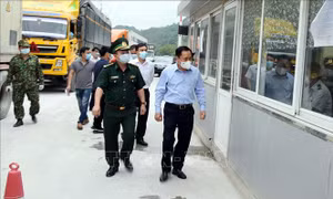 Chủ tịch UBND tỉnh Lạng Sơn Hồ Tiến Thiệu kiểm tra công tác phòng chống Covid - 19 tại Cửa khẩu Tân Thanh. Ảnh: Thái Thuần – TTXVN