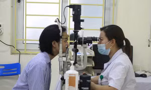 Bệnh nhân đang được điều trị tại Bệnh viện Mắt Ninh Bình. Ảnh: Thùy Dung - TTXVN