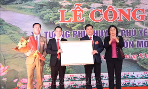 Bà Tráng Thị Xuân, Phó Chủ tịch Thường trực UBND tỉnh Sơn La trao Quyết định công nhận xã Tường Phù đạt chuẩn nông thôn mới năm 2020. Ảnh: Nguyễn Cường – TTXVN