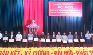 Trao Bằng khen cho các cá nhân, tập thể có thành tích xuất sắc trong việc thực hiện đề án. Ảnh: Nguyễn Nam-TTXVN