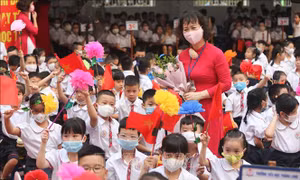 Giáo viên và học sinh lớp 1 Trường Tiểu học Thăng Long, quận Hoàn Kiếm trong ngày khai giảng. Ảnh: Thanh Tùng - TTXVN