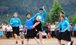 Các cô gái tranh bóng hồn nhiên, dễ thương mang lại tiếng cười cho khán giả. Ảnh: Thành Đạt – TTXVN