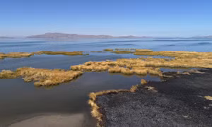 Mực nước hồ Titicaca ở khu vực biên giới Peru và Bolivia giảm đáng kể do nắng nóng bất thường, ngày 9/8/2023. Ảnh: AFP/TTXVN
