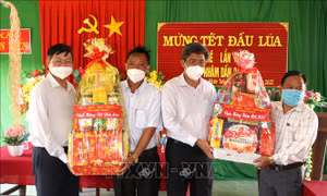 Phó Chủ tịch UBND Nguyễn Minh thăm hỏi, tặng quà cán bộ, chiến sỹ, nhân dân nhân dịp Tết đầu lúa tại xã Phan Tiến, huyện Bắc Bình. Ảnh: Hồng Hiếu- TTXVN
