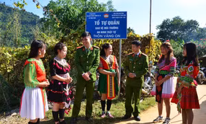 Lực lương công an huyện Hàm Yên trò chuyện với các bạn trẻ người Mông tại thôn Cao Đường, xã Yên Thuận. Ảnh: TTXVN phát