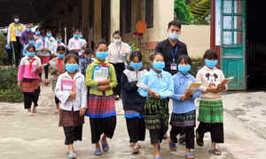 Việc ban hành Nghị quyết số 12/2021/NQ-HĐND của Hội đồng Nhân dân tỉnh Lào Cai đã thể hiện sự quan tâm, chia sẻ của tỉnh trước những khó khăn của người dân trong vấn đề giáo dục. Ảnh: Quốc Khánh