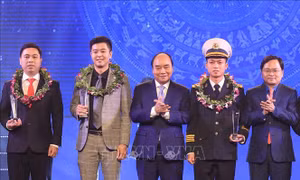Chủ tịch nước Nguyễn Xuân Phúc và Bí thư thứ nhất TƯ Đoàn Nguyễn Anh Tuấn trao biểu trưng tuyên dương các Gương mặt trẻ Việt Nam tiêu biểu năm 2021. Ảnh: Thống Nhất – TTXVN
