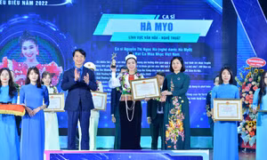 Bí thư thường trực TƯ Đoàn, Chủ tịch Hội LHTN Việt Nam Nguyễn Ngọc Lương, Phó Bí thư thường trực Thành ủy Hà Nội Nguyễn Thị Tuyến trao tặng danh hiệu 10 Gương mặt trẻ Thủ đô tiêu biểu. Ảnh: Minh Đức – TTXVN