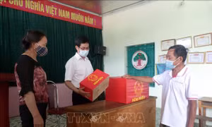 Cán bộ xã Trung Yên, huyện Sơn Dương (Tuyên Quang) kiểm tra công tác chuẩn bị cho ngày bầu cử tại thôn Đồng Mà, xã Trung Yên. Ảnh: Vũ Quang – TTXVN