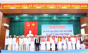 Hội đồng chức sắc Chăm đạo Bàlamôn ở Ninh Thuận lần thứ III ra mắt đại hội. Ảnh: Công Thử - TTXVN