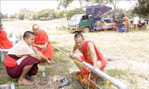 Sư thầy Bounpon Tathammo, huyện Pak Ngeum, thủ đô Viêng Chăn đang nhồi thuốc cho một quả Bangphay trong lễ cầu mưa tại bản Naxone, thủ đô Viêng Chăn. Ành: Phạm Kiên - Phóng viên TTXVN tại Lào.