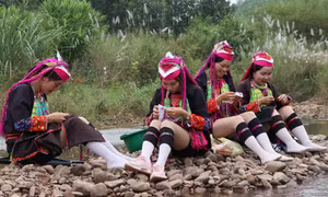 Phụ nữ Dao Thanh Y đều biết may vá, thêu thùa và có ít nhất một bộ trang phục truyền thống để mặc trong các dịp lễ Tết hoặc các dịp hội hè theo phong tục tập quán của dân tộc mình. Ảnh: Hiền Anh