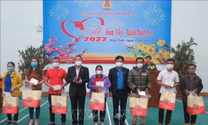 Phó Chủ tịch Quốc hội Nguyễn Đức Hải tặng quà cho đoàn viên, người lao động có hoàn cảnh khó khăn của tỉnh Kon Tum. Ảnh: Dư Toán – TTXVN.