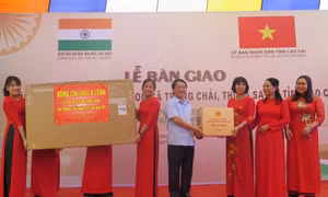 Bộ trưởng, Chủ nhiệm Ủy ban Dân tộc Hầu A Lềnh tặng quà Trường Mầm non xã Trung Chải. Ảnh: Hương Thu – TTXVN