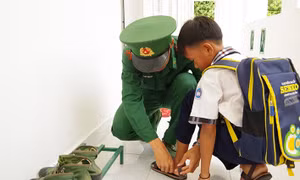 “Con nuôi biên phòng” là mô hình mang tính nhân văn sâu sắc, góp phần giúp đỡ các học sinh nghèo, có hoàn cảnh khó khăn được đến trường. Ảnh: Lê Sen