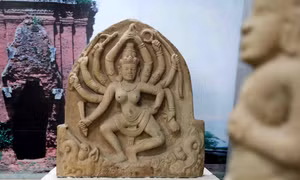Bảo vật quốc gia điêu phù điêu nữ thần Mahishasuramardini. Ảnh: Thanh Tùng