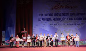 Trao chứng nhận của Bộ trưởng Bộ Văn hóa, Thể thao và Du lịch đưa hát Pá dung của người Dao và lễ Kỳ Yên của người Tày vào “Danh mục Di sản văn hóa phi vật thể quốc gia”. Ảnh: Hoàng Giang – TTXVN